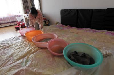 灵寿楼上漏水，住户失联，小区没物管，业主维权难！律师来支招……